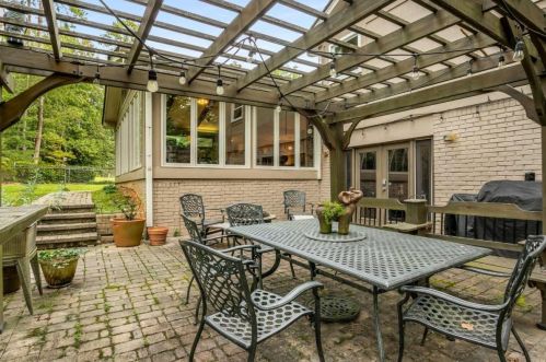 7290 Hunters Br Dr, Atlanta GA  30328-1719 exterior