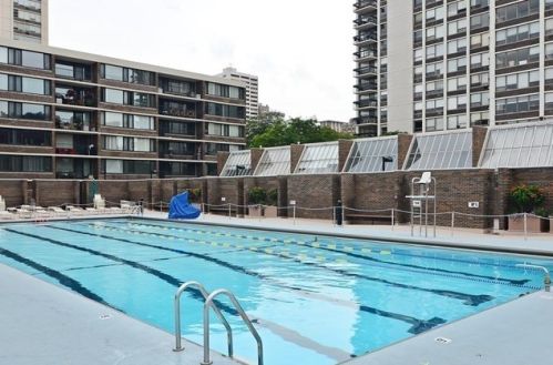 1560 Sandburg Ter, Chicago IL  60610-1313 exterior