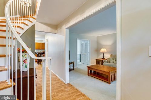 5957 Queenston St, Springfield, VA 22152-1743