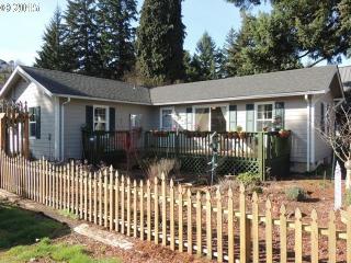 214 Cowing St, Silverton OR  97381-2368 exterior
