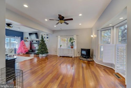 4933 Aspen St, Shady Side MD  20764-9667 exterior