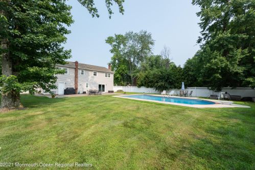 5 Sanders Dr, Middletown, NJ 07748-1015