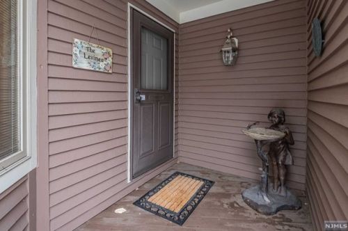 242 Westervelt Ln, Mahwah, NJ 07430-3228