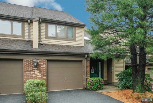 49 Longfellow Ln, Mahwah, NJ 07430-3171
