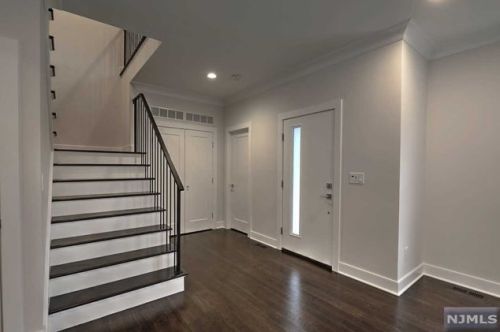 46 Pershing Pl, Cresskill, NJ 07626-1819