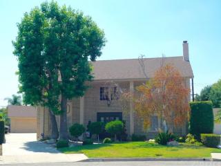 9725 Bellder Dr, Downey, CA 90240-3333