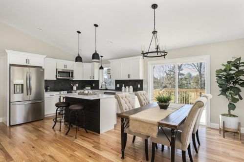 41 Egypt St, Hopkinton, RI 02804-2015