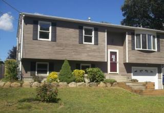 111 Sycamore Ave, Warwick, RI 02886-2557