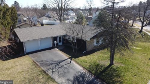 3 Holiday Ln, Willingboro, NJ 08046-1813