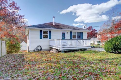 27 Ethans Way, Tiverton, RI 02878-3225