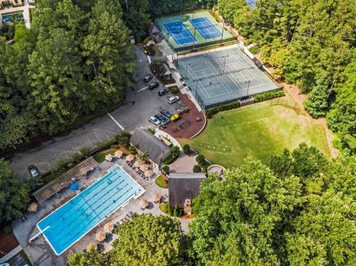 535 Bridgewater Dr, Atlanta GA  30328-2814 exterior