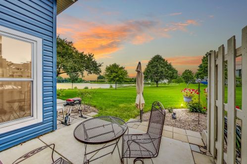 1284 Lake Shore Dr, Carol Stream, IL 60188-4710