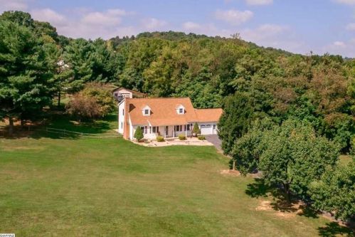 3 Granary Rd, Verona, VA 24482-2532