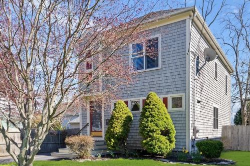 6 Taber St, Middletown, RI 02840-2365