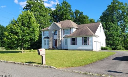33 Saunders Ln, Hackettstown, NJ 07840-5531