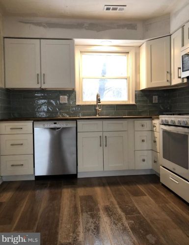 5 Maynard Dr, Erial, NJ 08081-2303