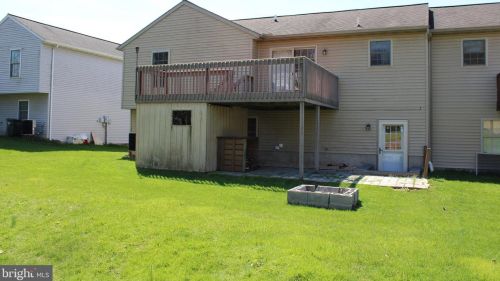 136 Wyneberry Dr, Ephrata PA  17522-2688 exterior