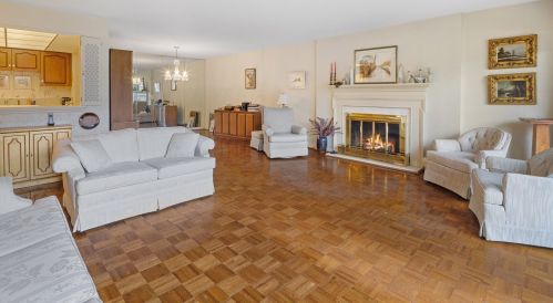 1 Oak Brook Club Dr, Oak Brook, IL 60523-1344