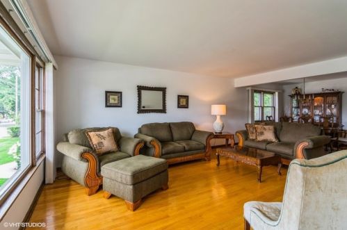 8151 Osceola Ave, Niles, IL 60714-2947