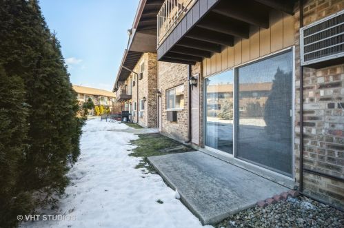 806 Old Willow Rd, Wheeling IL  60070-2143 exterior