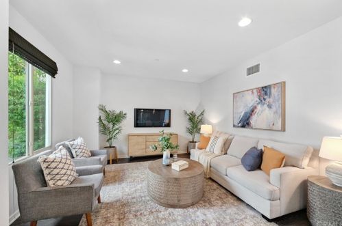 5515 Palm Dr, Hawthorne, CA 90250-5839