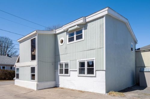 33 Halsey St, Middletown, RI 02840-1685