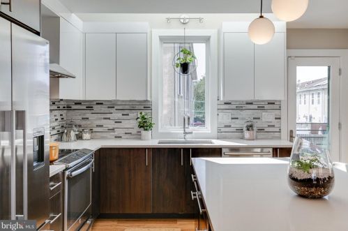 720 4 St, Philadelphia PA 19147-3127 exterior