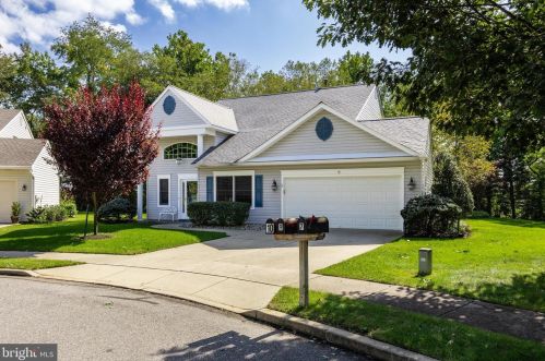 9 Stonehearth Ct, Columbus, NJ 08022-1107
