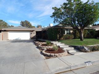 924 Sierra View St, Ridgecrest, CA 93555-3014