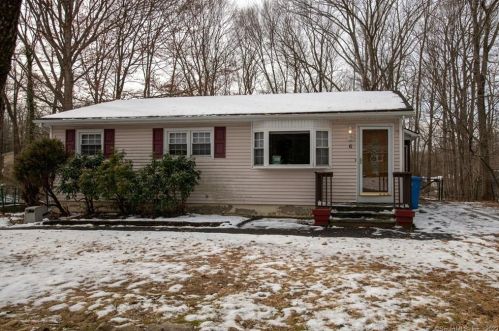 6 Crestwood Pl, Huntington, CT 06484-2705