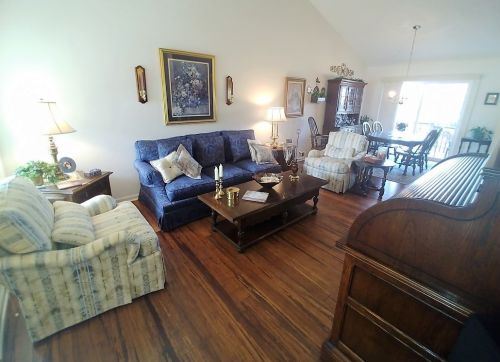 24 Tall Grass Ct, Streamwood, IL 60107-1277