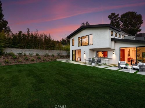 17252 Escalon Dr, Van Nuys CA  91436-4032 exterior