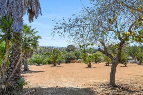 1923 Riviera Dr, Vista, CA 92084-2620