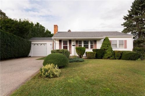 24 Rockwood Rd, Middletown, RI 02842-6218