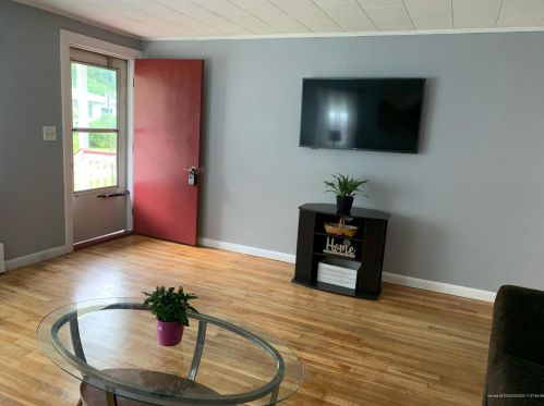 27 Charles St, Orono, ME 04473-4206