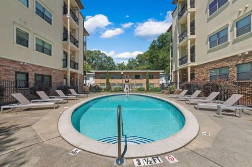 2230 Cheshire Bridge Rd, Atlanta GA  30324-5706 exterior