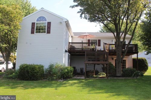 2482 Creek View Dr, Lancaster PA  17602-1451 exterior