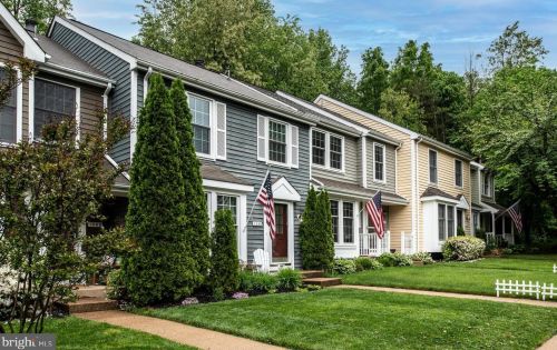 1558 Twisted Oak Dr, Herndon, VA 20194-1539