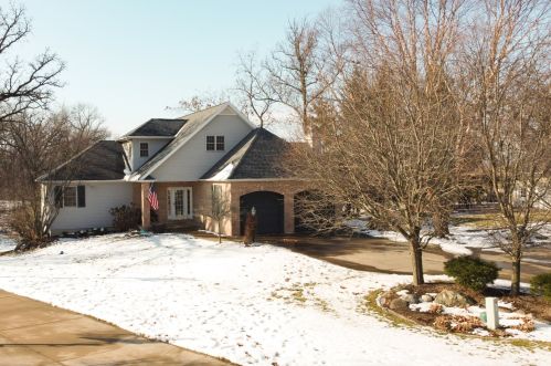 60 Royal Wood Dr, Rockwell, IL 61301-9668