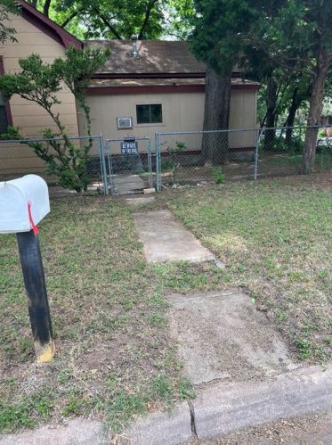 81 Chalmers Ave, Austin TX  78702-5439 exterior