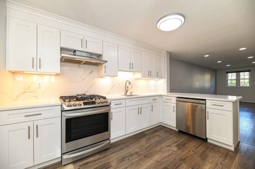 734 Fox Hollow Dr, Hudson NH  03051-4886 exterior