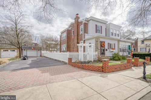 7013 Glenloch St, Philadelphia, PA 19135-1806