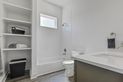 713 Baywood Dr, Taylor Lake Village TX exterior