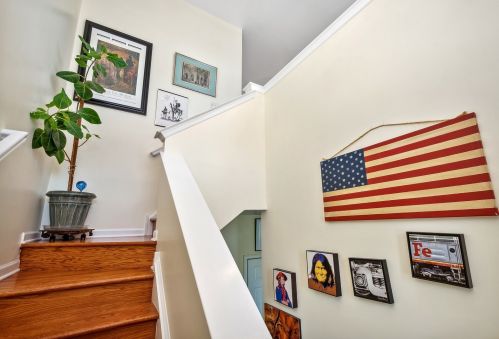 302 Narragansett Ct, Morton Grove, IL 60053-2854