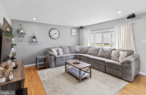 21 Coral Dr, Trenton, NJ 08619-1513