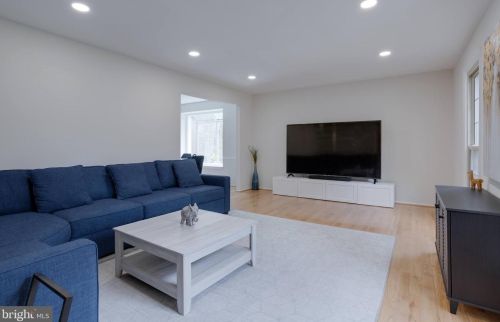 5707 Oak Leather Dr, Springfield VA  22015-2315 exterior