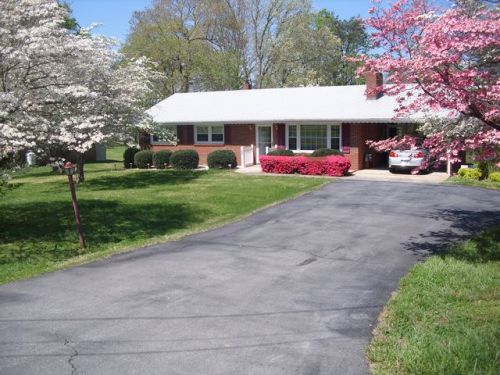 607 Lynn St, Hurt, VA 24563-2206