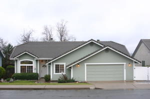 3469 Old Lantern Dr, Redding, CA 96003-2182