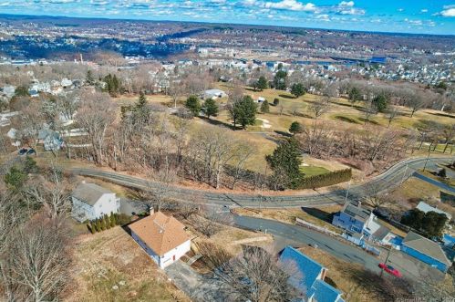 5 Walnut Ave, Huntington CT  06484-2913 exterior