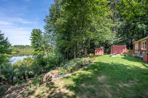 22 10th St, Kingston, NH 03848-3717